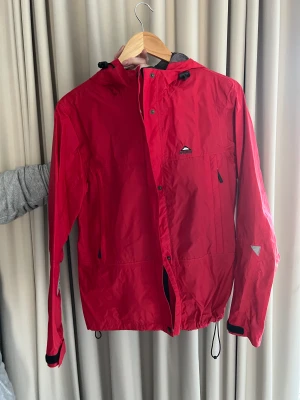 Regnkläder - Regnjacka och byxor tillsammans i samma storlek: 38. Mycket bra skick