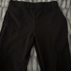 Byxor  - Mjukisar som är super fina me fickor!