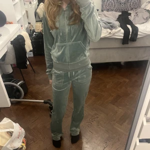 Juicy couture set - Säljer detta juicy couture set då jag inte använder det längre. Den är använd några få gånger. Nypris är 2500. Byxorna är i storlek XXS, och koftan är i storlek S