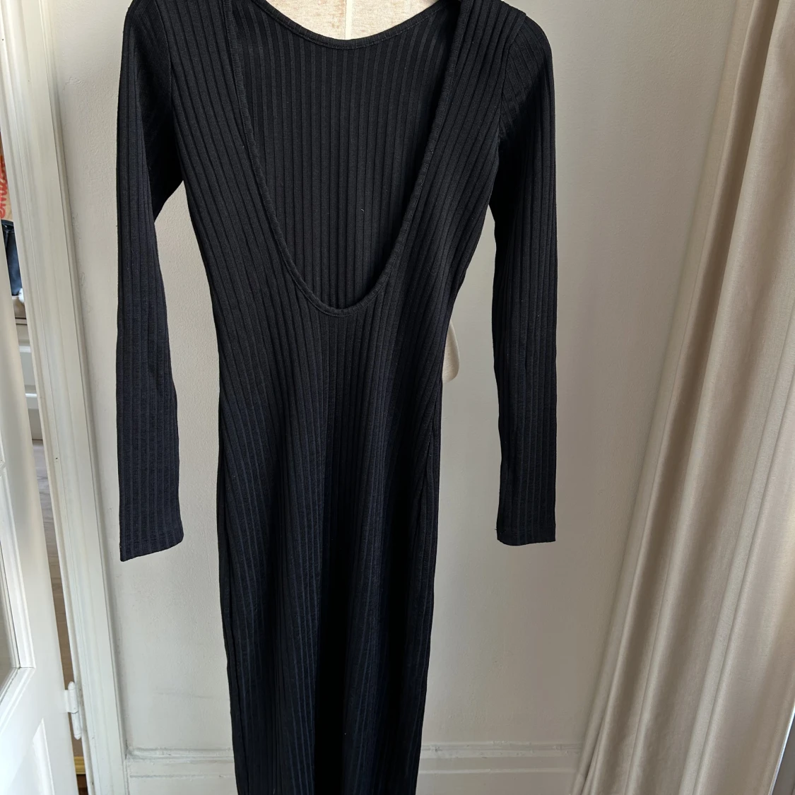 Klänning med öppen rygg NAKD - 91