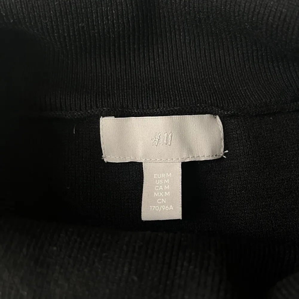 Randig tröja med polokrage, från H&M. Använd ett fåtal gånger - strl M💖. Tröjor & Koftor.