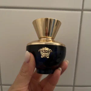 Dylan Blue Versace  - Dylan Blue edP från Versace. Endast använd ett fåtal gånger, i princip hela flaskan är kvar. 😊