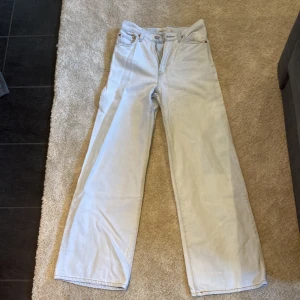 Levi’s jeans ”RIBCAGE WIDE LEG” storlek 26 - Luisa Midwaist Levi’s jeans I storlek 26 Ord pris: 1300kr Väldigt väldigt ljus denim 