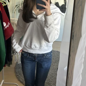 Vit tröja - Vit half zip hoodie från Cubus. Använd några gånger och finns en fläck på kragen (bild 3)