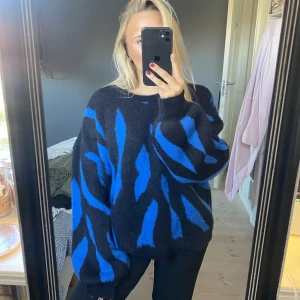 Stickad tröja  - Så skön och fin stickad tröja ifrån VILA 💗helt oanvänd så i perfekt skick! Det är en storlek L men passar mig som brukar ha storlek S i vanliga fall. 💗