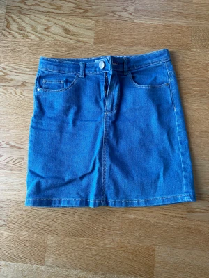Jeanskjol - En midwaist jeanskjol från Kappahl i storlek 158-164/S. Säljer för 60 kr+frakt.