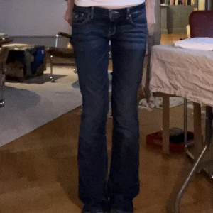 Lågmidjade jeans - Så snygga lågmidjade jeans, säljer då de inte används. Jättefina detaljer/broderier på fickorna och de är Väldigt lowwaist samt är bootcut. helt perfekt skick utan några defekter. Skriv om ni har några frågor💗