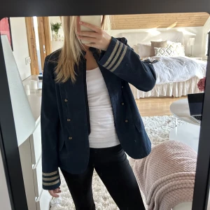 Skeppar kavaj j marinblå  - Så fin jacka i skeppar design med så fina detaljer!!