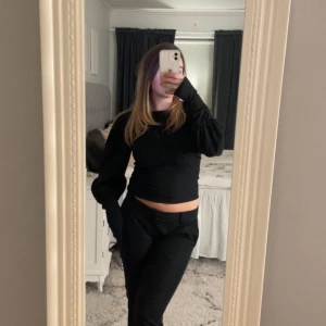 Svart blus - Super fin blus från Vero Moda i st xs. Säljer då den inte kommer till användning❤️‍🩹