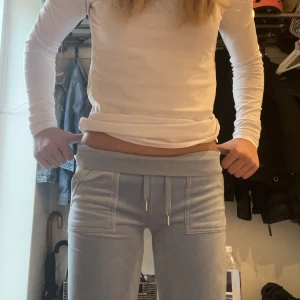 Säljer fina juicy byxor -  Säljer min älskade juicybyxor❤️. Köpta  för 1200 kr💙💙Dom har lite missfärgning längst ner på dom på baksidan men syns knappt när man har på sig dom  .  Ge gärna prisförslag❤️