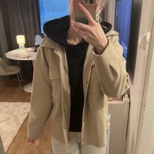 Jacka från Gina - Beige jacka från Gina i Storlek S. Inte mycket använd alls! 