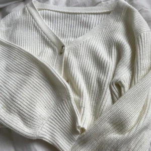 Stickad kofta - Säljer den här söta stickade koftan, den är inte använd mycket! Den är lite åt det tunnare hållet. Skriv vid intresse!