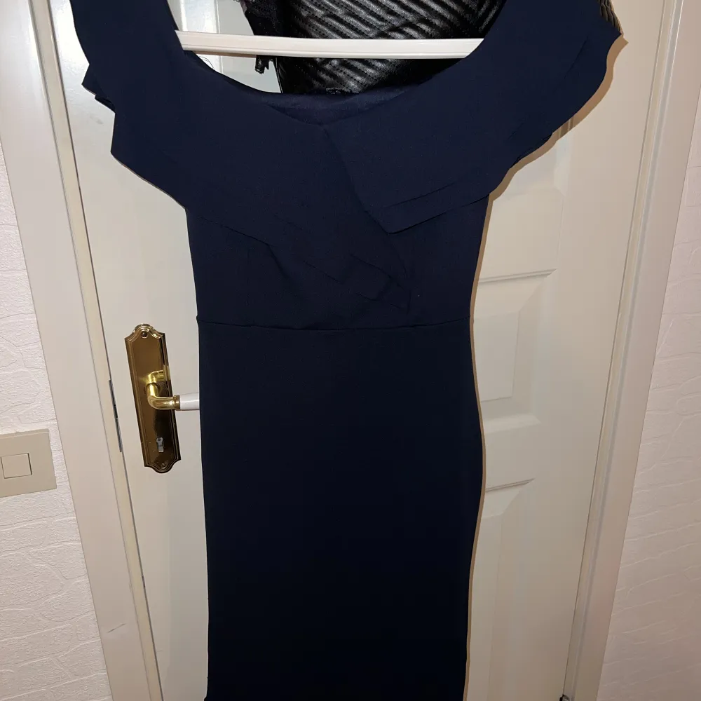 Fin klänning från Dubai. Denna klänning är i färgen mörk bli och går ner vid axlarna med volanger längst ner. Storlek XS. Klänningar.