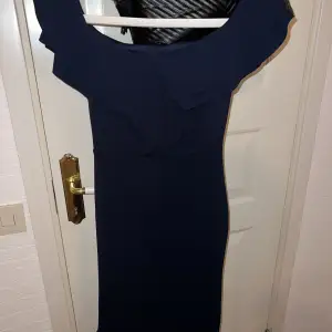Fin klänning från Dubai. Denna klänning är i färgen mörk bli och går ner vid axlarna med volanger längst ner. Storlek XS