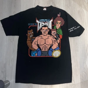 Tapout T-shirt  - Vill du vara ägare över denna feta tröja?😍💯 ser ut som de Mike tyson och Bob ross på den 💚🥶 riktigt tuff mormor köpte den åt mig men måste säga förväl ☹️💔 strl L passar ej pris kom med förslag 💕
