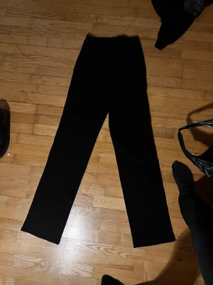 Raka byxor - Raka byxor i polyester därav lite noppriga,  från Nelly Storlek Xs   Tvättas innan den skickas