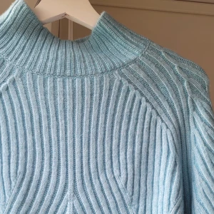 Blå tröja - Superfin blå tröja. Första bilden beskriver färgen bäst🥰. Storlek s men passar s/m. Nyskick. 