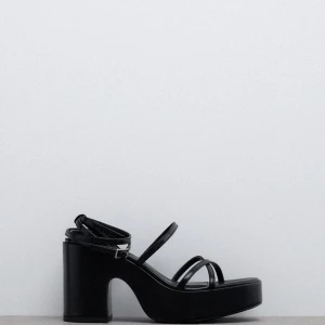 Zara klackar - Zara klackar med prislapp kvar! Långa band som man ”lindar” runt benet! ❤️‍🔥