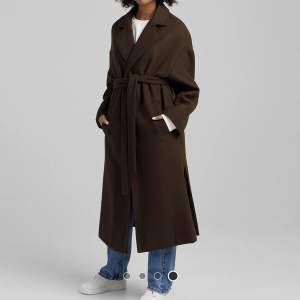 Säljer denna jättefina bruna kappan från Bershka i storlek XS för 450 kr, nypris 859 kr. Skriv om ni är intresserade 🤍 Köparen står för frakten.