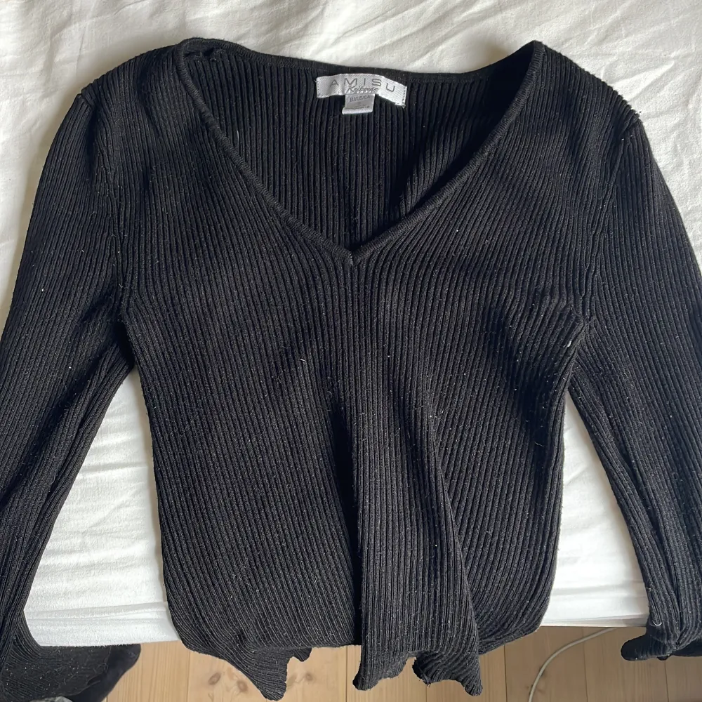 En tight svart ribbad tröja i storlek S. Använd fåtal gånger🤎. Tröjor & Koftor.