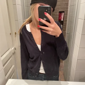 Filippa K kofta - Jättefin marinblå kofta från Filippa k🍁👩🏼‍🌾❤️Perfekt till helger över en fin topp när det är kallare eller bara  till vardags över ett linne