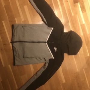 Nike tröja - Säljer nu min Nike tech tröja. Det är lite smuts som jag inte kan få bort men med rätt medel så går det storlek xs