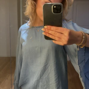 Blus - Säljer min så fina blå blus från Only då jag tyvärr inte vet hur jag ska styla den. Den har volanger i ärmarna och lägger sig fint på kroppen. 