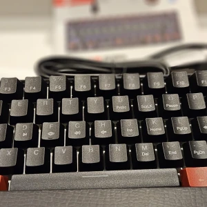 Keybord - Har aldig använt keyborden, är helt ny, man kan ta av knapparna och sätt in dom igen och det är LED light keybord!