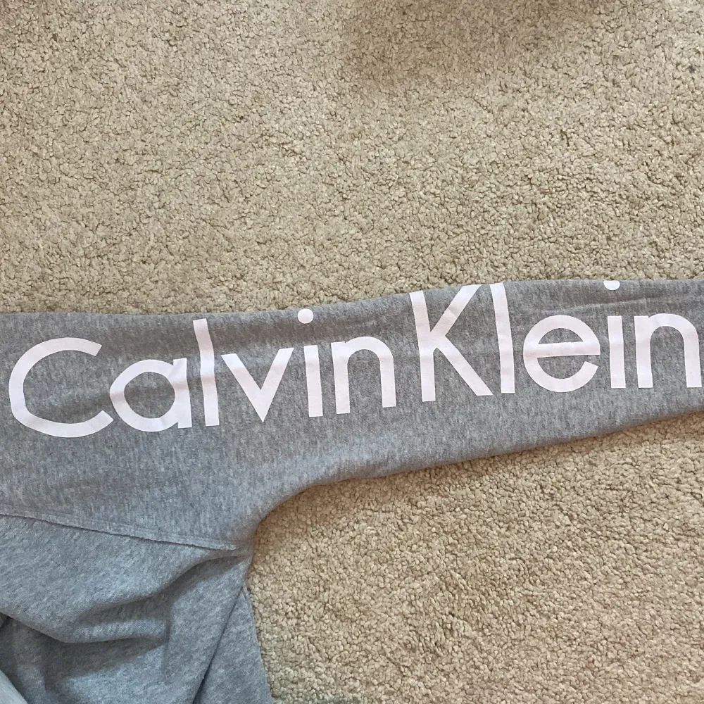 En grå sweatshirt från Calvin Klein i fint skick. Säljer då den har blivit för liten för mig. Hör av er vid frågor eller fler bilder💗💗. Tröjor & Koftor.