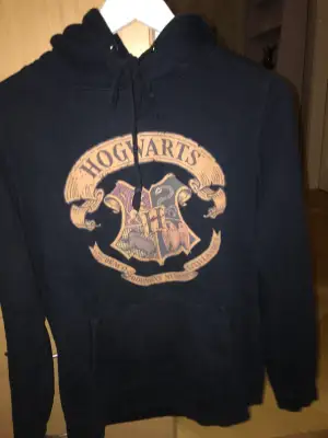 Marinblå Hogwarts hoodie i storlek S. Använd men bra skick.