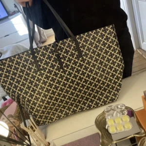 Jätte fin väska! - Säljer min By Malene Birger väska . Jätte bra och rymlig väska!! Använd ett antal gånger, men är i bra skick!! ❤️ÄNDAST PRISET I ANNONSEN! 