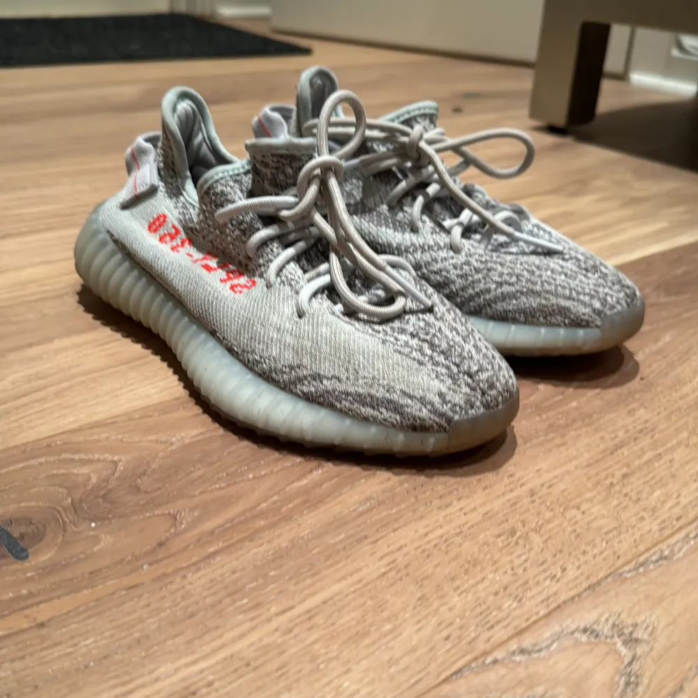 Säljer ett par snygga yeezy 350 i storlek 37/3. Skorna är i skick 8/10 Säljer de för 400 kr. Tyvärr så saknas boxen. Skor.