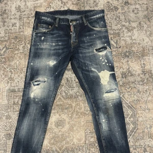 Dsquared2 jeans med sliten effekt - Dsquared2 jeans från Farfetch, köpt för ca. 1 år sedan men sparsamt använd endast 3 gånger. Denna variant kallas Cool Guy Jeans Deep Blue Wash. Ordinarie pris 7289 kr då jag köpte de på rea, men riktiga ordinarie priset är 12 093 kr. Kom med förslag.
