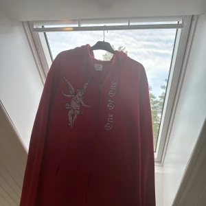 One of one zip  - En röd One Of One rhinestone zip i storlek xl.  Säljer den pågrund av att den är för stor och kom därför inte ofta till användning.  Använd kanske 3 gånger så den är i bra skick.