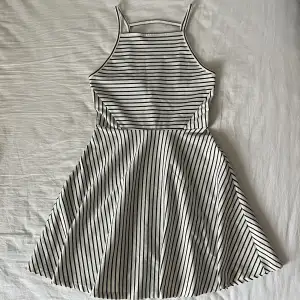 Svart/vit randig skater klänning från H&M! Använd några gånger, fint skick💕 storlek 36
