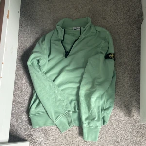 Stone island half zip - En riktigt snygg half zip ifrån Stone island i helt okej skick, storleken är junior och passar någon som är ca 165-170 skulle ja säga. Skriv via intresse 
