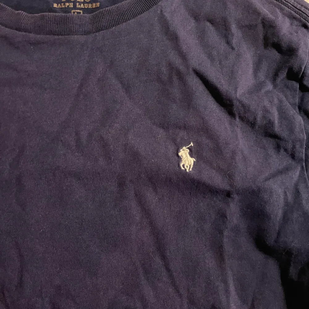 Mörk blå Ralph Lauren t-shirt med vitt märke. Säljer för den har blivit för liten. Storlek M/S herr. Pris kan diskuteras vid snabb affär. . T-shirts.