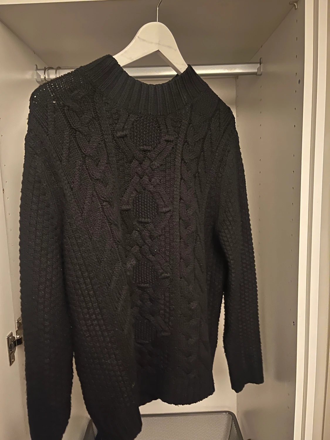 Svart stickad tröjađ€