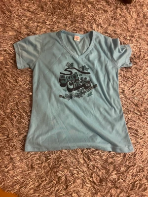 y2k tshirt - Säljer denna assnygga y2k tröja i storlek xl, men passar mig med xs 💗 