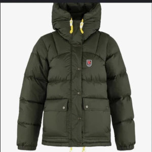 Byta jacka - Vill någon byta denna mörkgröna fjällräven jacka i storlek m mot en monclare Maja jacka, helst storlek xs vuxen.