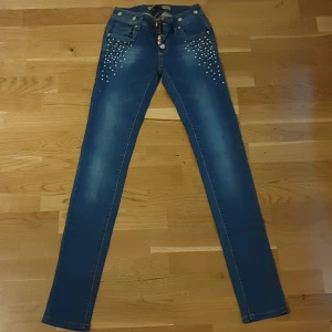 Jeans  - Oanvända jeans, står att det är storlek S men skulle nog passa någon med XS också eftersom den verkar vara liten i storleken 😊 jättefina rhinestones, jag skickar gärna fler bilder 