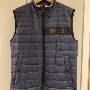 Hugo Boss Väst  - Väst i mycket bra skick, nästan oanvänd. Storlek S. Perfekt inför hösten! (Originalpris 2700kr)