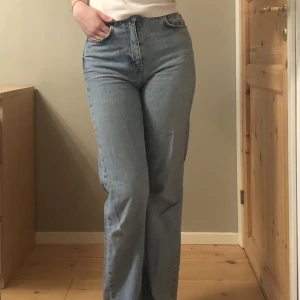 Blåa raka jeans - Raka jeans som passar perfekt till långa personer!! Säljer då jag har växt ur de. Använda men fortfarande i bra skick, litet hål på vänster knä men syns knappt. St 34 men passar 36, är själv 175 