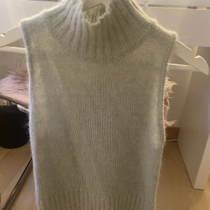 Stickad Väst - Säljer nu denna jättefina stickade västen från Zara!💞Den kommer inte till användning då jag inte tycker att jag passar i den, annars snygg och bra skick⚡️Färgen skulle jag säga är någon blandning av mintgrön och grå, västen är också ganska liten i storlek!