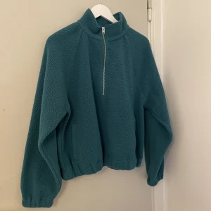 Half Zip fleecetröja  - Tjocktröja ifrån JJXX i storlek S, sitter något oversized i modellen. Använd ett fåtal gånger men är i fint skick🤍