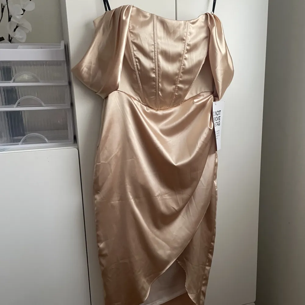 Helt ny oanvänd klänning från TFNC, prislapp är kvar Köpt för ca 650kr 💞. Klänningar.