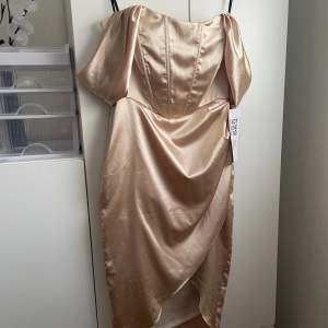 Helt ny oanvänd klänning från TFNC, prislapp är kvar Köpt för ca 650kr 💞