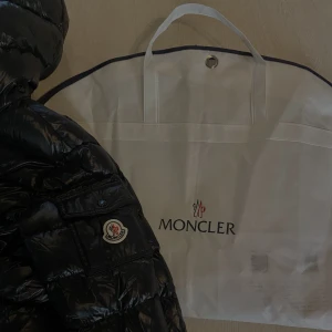 moncler jacka - Säljer min moncler jacka i modellen Bady. Kom privat för fler bilder ❣️Det är storlek 1 (S) men sitter mer som en XS 