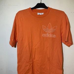 Adidas tshirt  - Fint skick 
