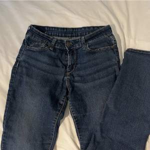 ett par jättefina low waist jeans som har en enkel design på bakfickorna, i en rak passform 🤍